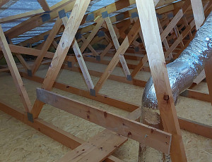 Zateplení stropu budovy se sedlovou střechou pomocí foukané izolace 